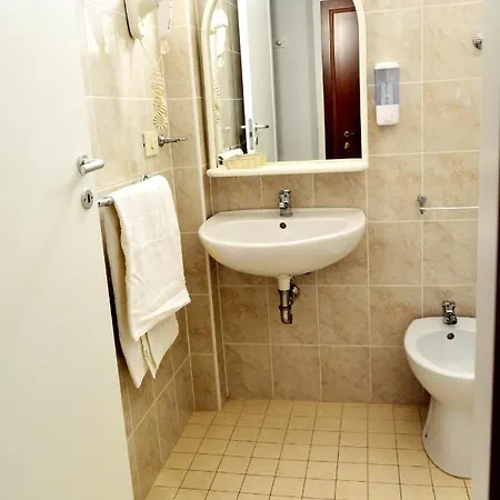 In Guest - New Cirene Quadruple 4 People With Breakfast Pensión Rímini