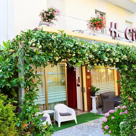 招待所 In Guest - New Cirene Quadruple 4 People With Breakfast 里米尼