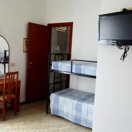 In Guest - New Cirene Quadruple 4 People With Breakfast בית הארחה *