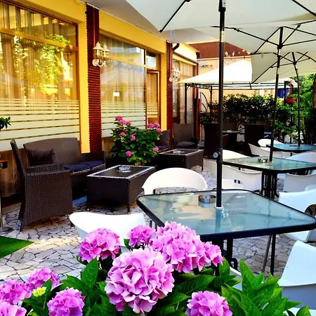In Guest - New Cirene Quadruple 4 People With Breakfast בית הארחה *